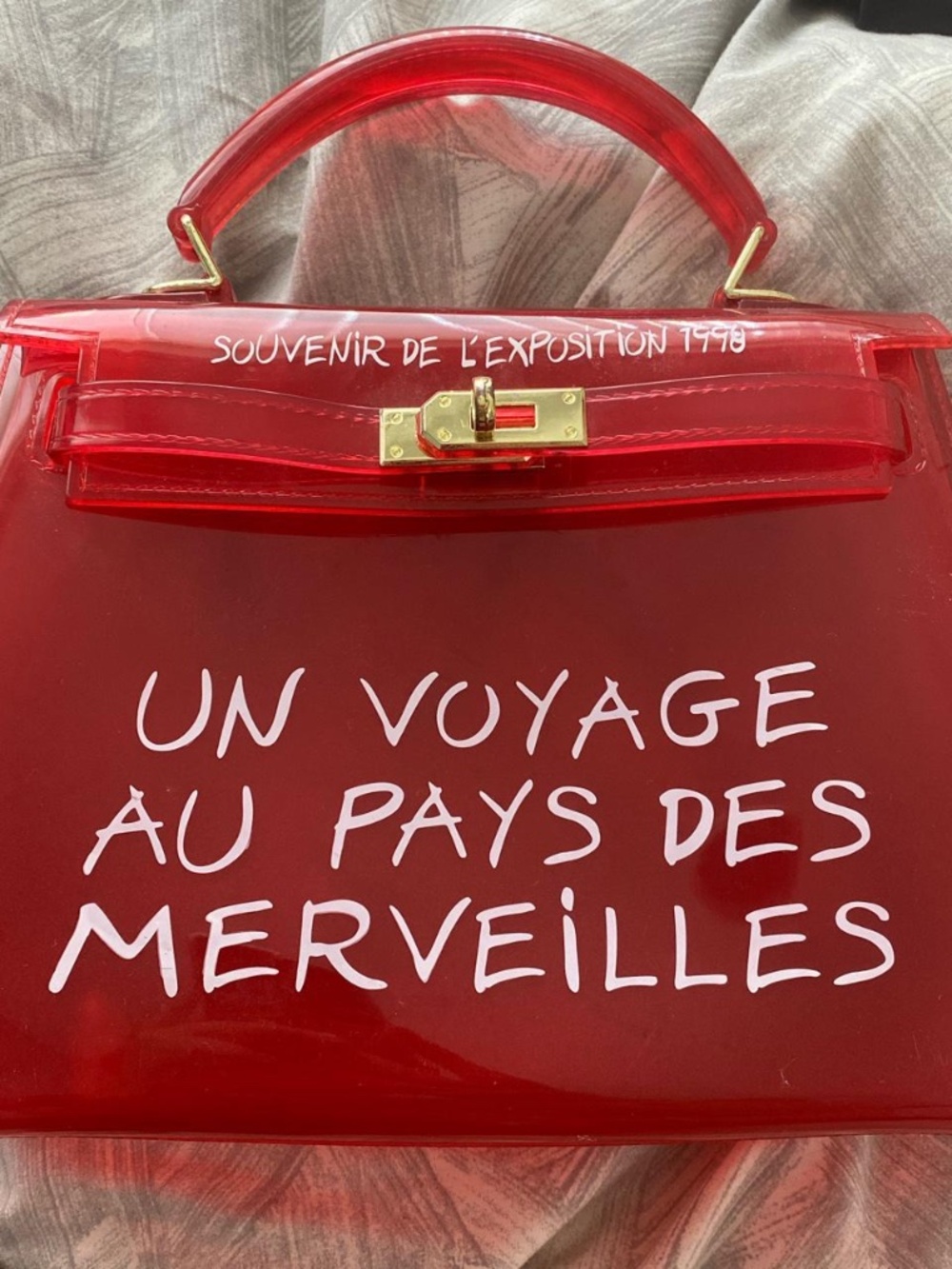 UN VOYAGE AU PAYS DES MERVEILLES RED NEW M